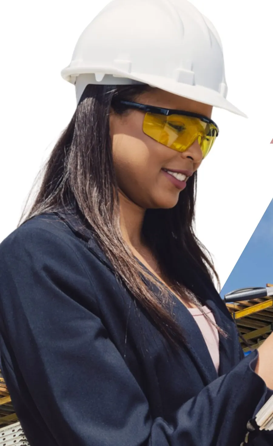 Ingénieure en casque et lunettes de chantier consultant ses plans